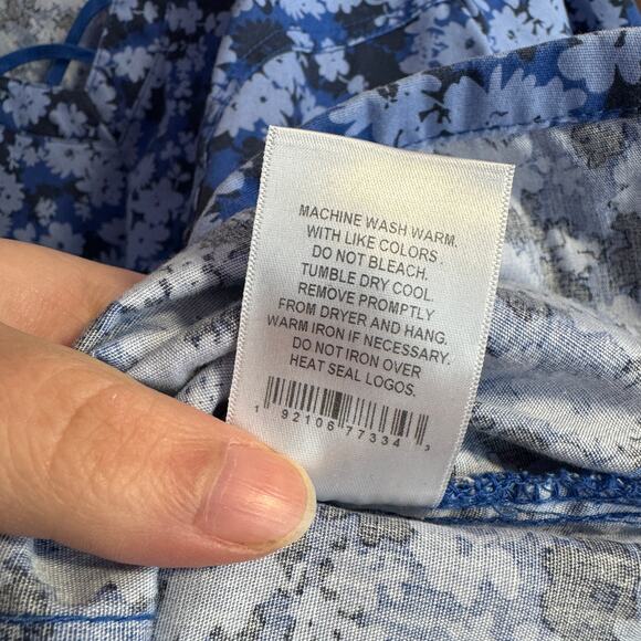 Butter-Soft Scrub Top Size XL Blue Floral V-Neck Short Sleeve with Pockets - Picture 9 of 13